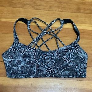 Lululemon Free to Be Wild Bra black and white Sz 8